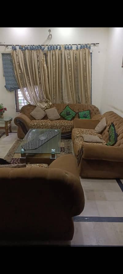 SOFA SET 3+21 SEATER IN GUD CONDITION NEAT AND CLEAN 03261271600