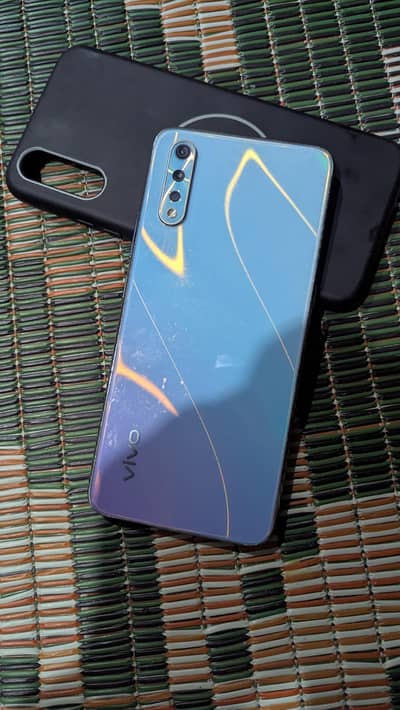 selling my vivo s1 original only box
