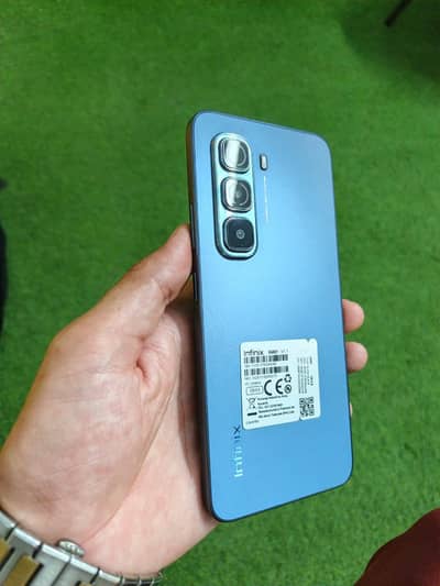 hot 50 pro 10/10 condition 8 / 128 1 month warranty baki hai