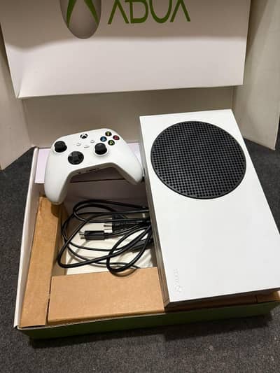 Xbox series S with box and original controller( 512 gb)