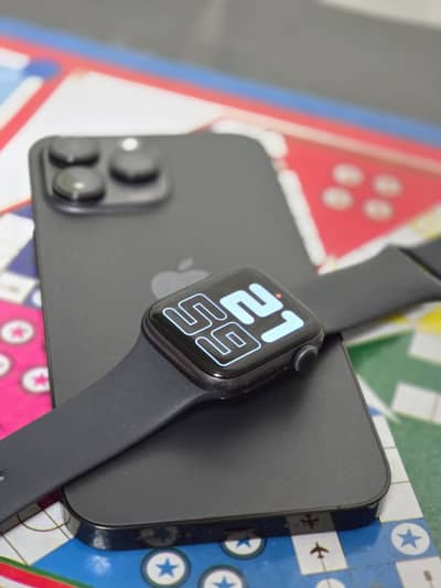 Apple Watch SE 40 mm with 12 extra straps