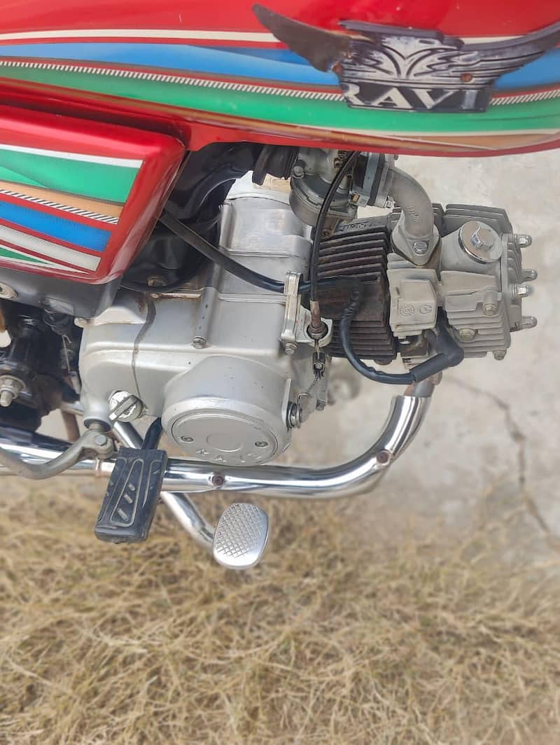 دو عدد موٹر سائیکل ایک راوی اور ایک یونائٹڈ فار سیل 0