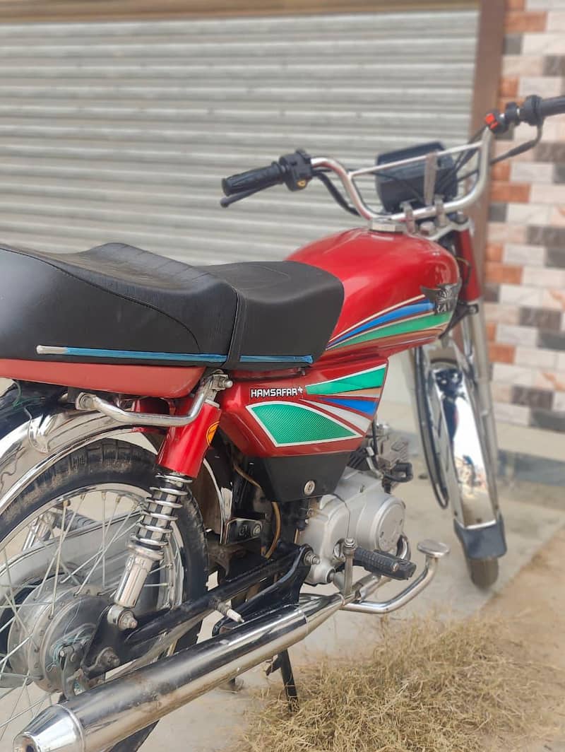 دو عدد موٹر سائیکل ایک راوی اور ایک یونائٹڈ فار سیل 2