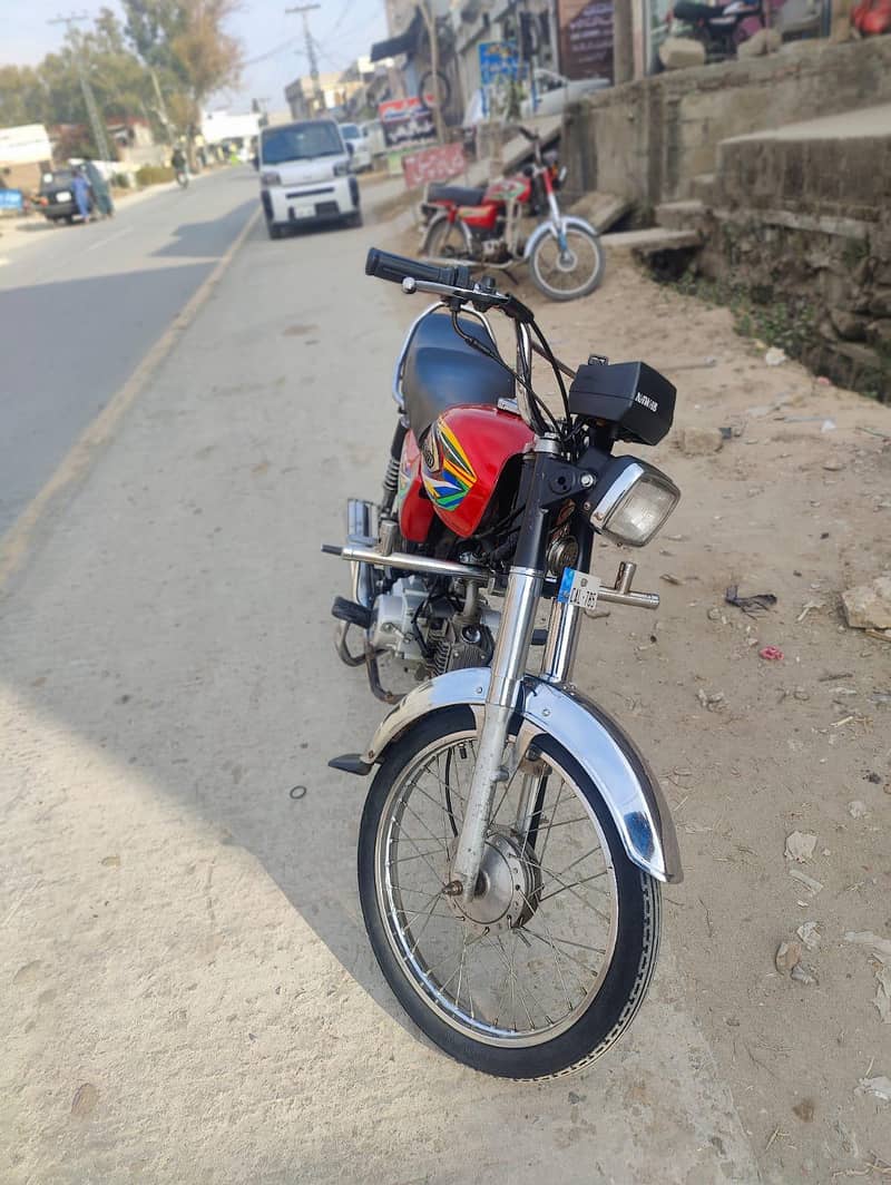 دو عدد موٹر سائیکل ایک راوی اور ایک یونائٹڈ فار سیل 9