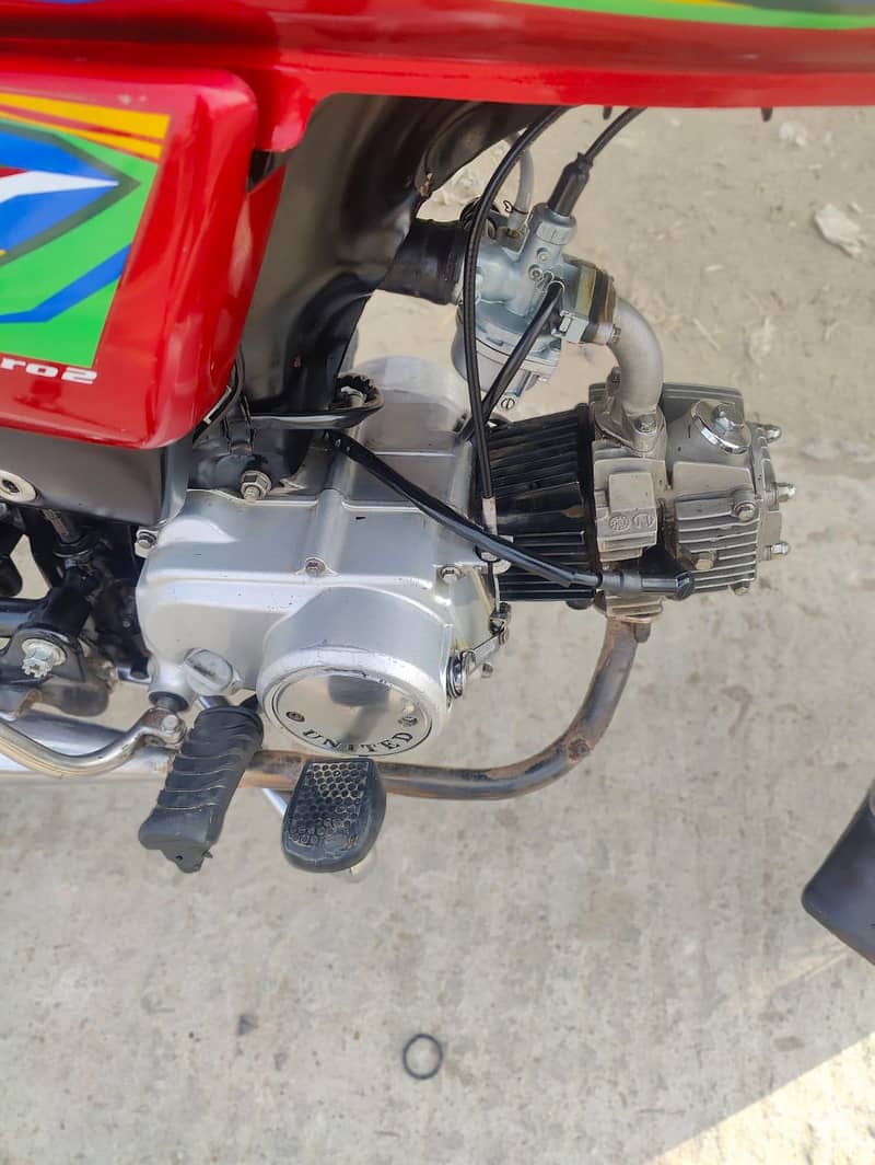 دو عدد موٹر سائیکل ایک راوی اور ایک یونائٹڈ فار سیل 10