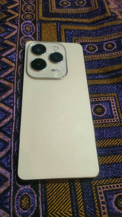 Hot 40 pro 8/256 Gb lush condition with full box packed phone.