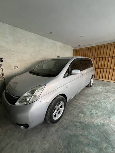 Toyota ISIS 1.8cc auto 2007 model
