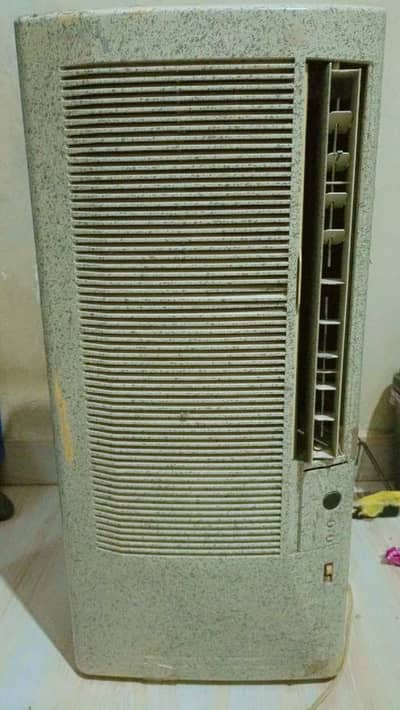 Window AC 1 Ton – Working Condition (Gas Refill Needed)