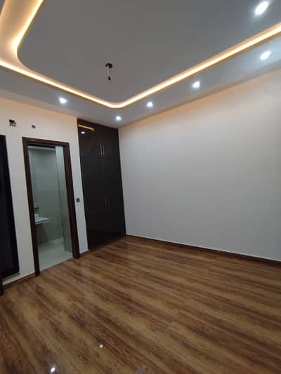 Luxury 10 Marla House In Allama Iqbal Town