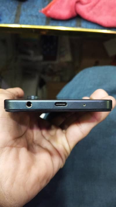 vivo y04.  (03164105366)