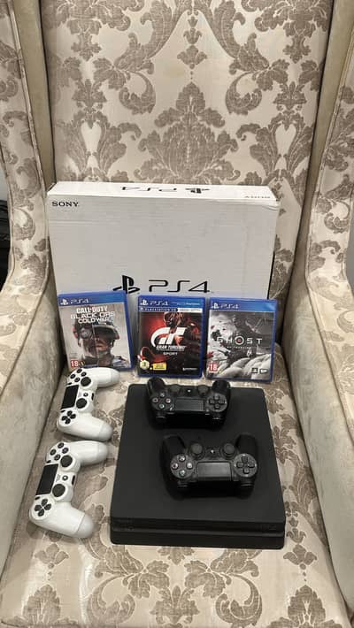 Ps4 Slim-500GB-with 4 original controllers, 3 games