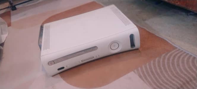 Xbox 360 slim with 3 controller - Excellent condition