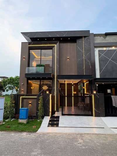5 MARLA BRAND NEW ULTRA MODERN HOUSE FOR SALE NEAR TO PARK