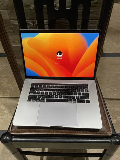 Macbook pro 2017 ( i7 16gb ram / 512 ssd ) 4 gb redeon pro 560 gpu