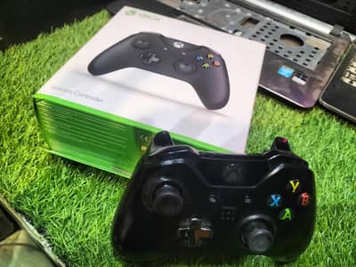 Xbox one ka original controller and attached one s