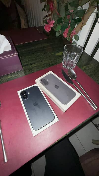 Iphone 16 10/10 black colour 1 charging cycle