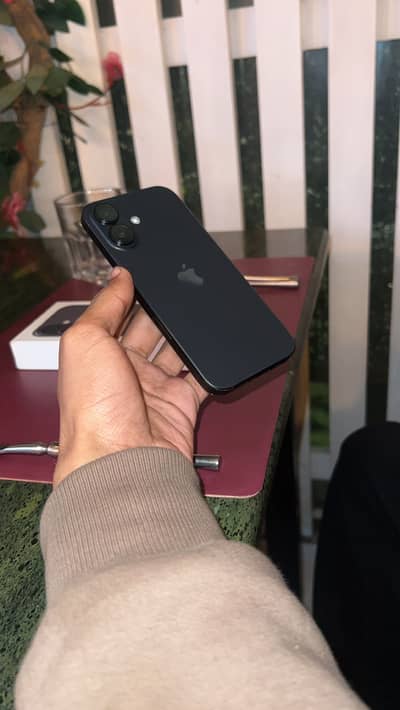 Iphone 16 10/10 black colour 1 charging cycle