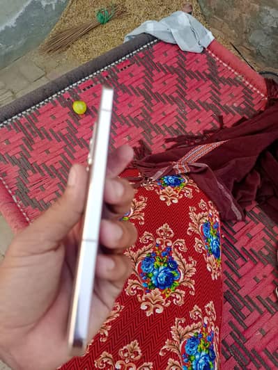 vivo v23 in mint condition everything is ok good battery timing