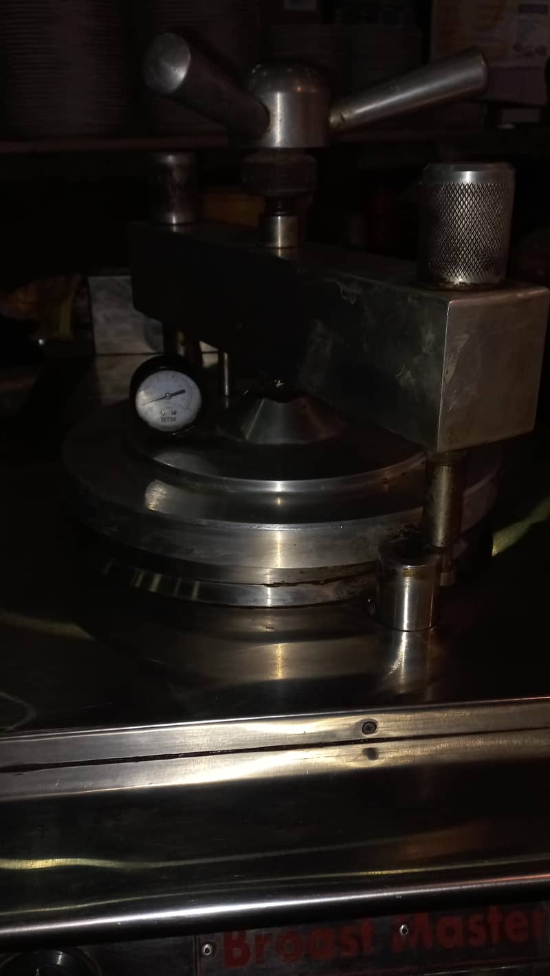 Broaster  Master machine 6