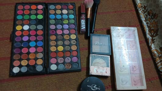 deal of eyeshadow , foundation, contour
