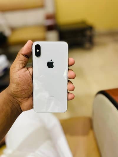 Iphone x 64 gb saudia sy Aya hain 03167419397 es per rabta kre