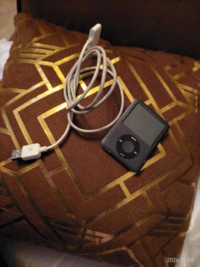 I am selling apple original iPod nano a1236 classic mod 8gb all worki