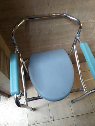commord chair for old age persons