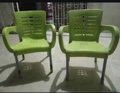 comfortable kids chairs good condition =(2)