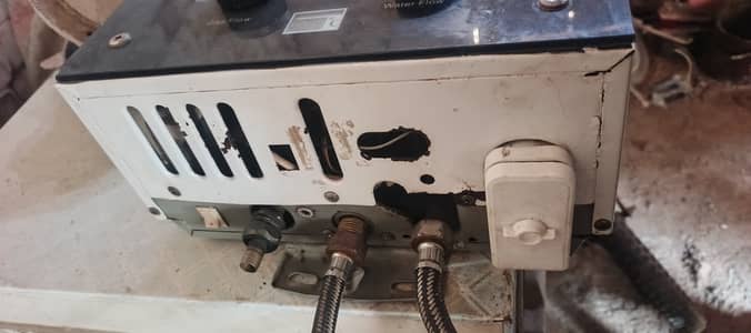 Gas LpG geyser new condition
