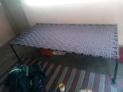 2 charpai gas k pipe se bni hui hen.