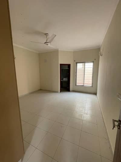 235sq yd 3 Bedrooms Luxury Villa is Available FOR RENT. 14km from Entrance of BTK. 3 Bed DDL 1 Kitchen