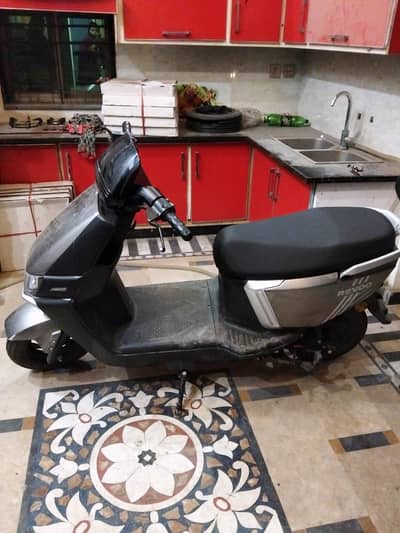 Reevo A12 electric scooty