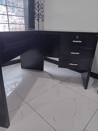 L Shaped office table