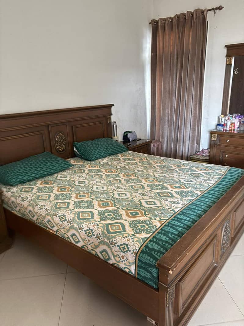 Bed and dressing table 0