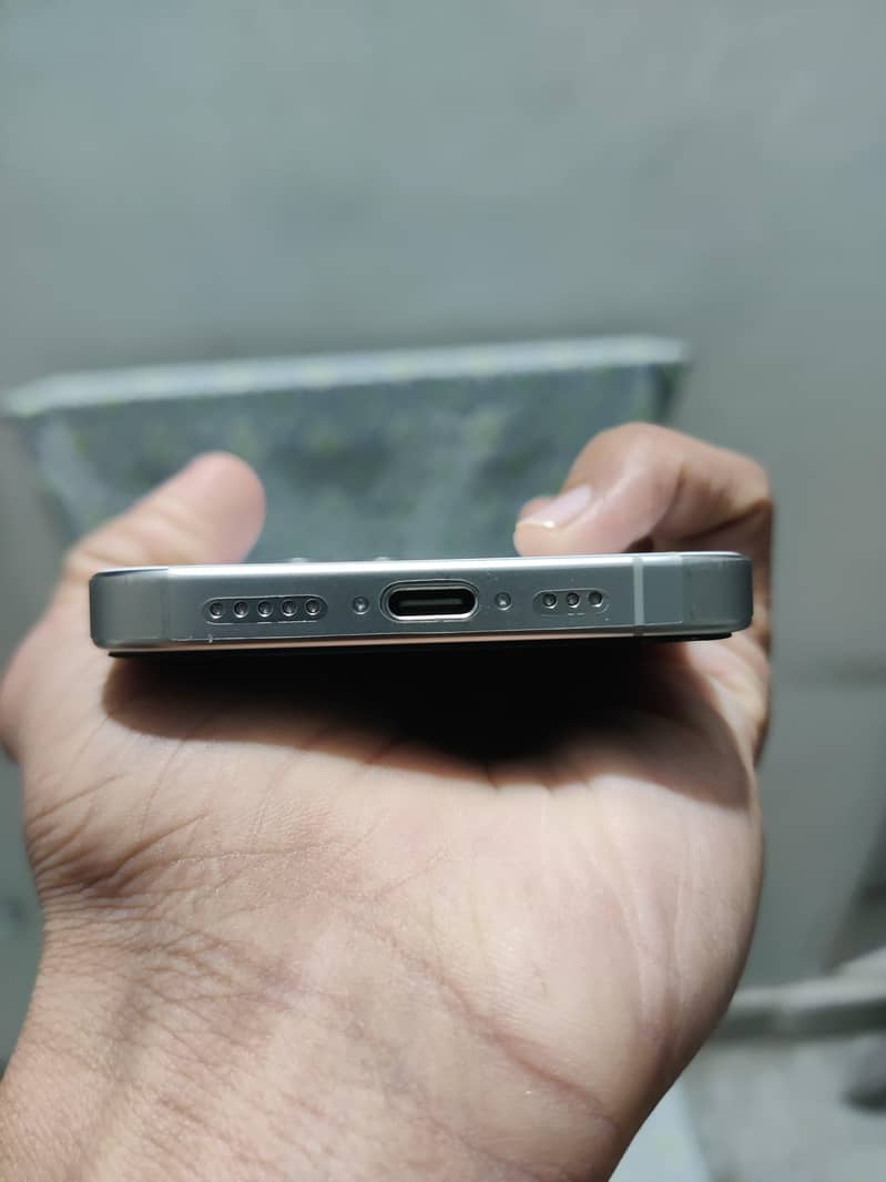 iphone 16 pro White Titanium 2