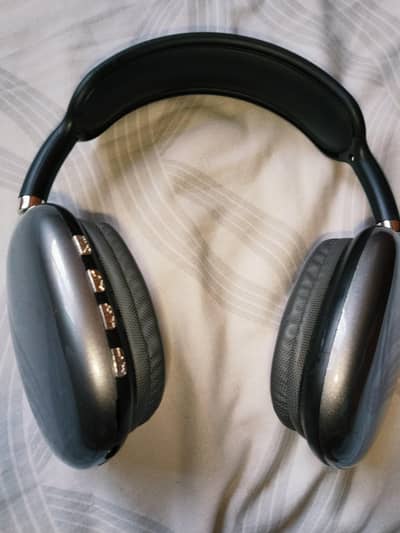 it's a P9 head set it's a loud sound and good material