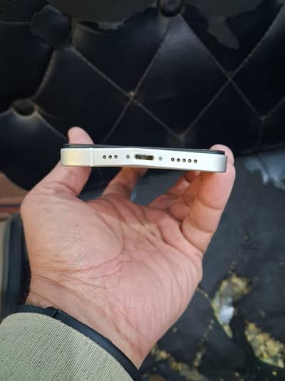 سکرین تبدیل ہے اور نیچے سے باڈی ٹیڑھی ہے gb256