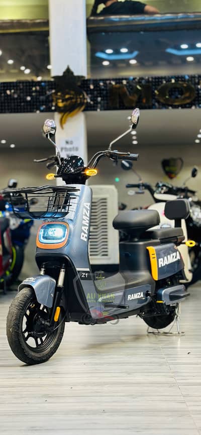 SCOOTY SCOOTER MALE FEMALE LADIES SCOOTY GIRLS EV EZ NISA GENZ C1 PRO