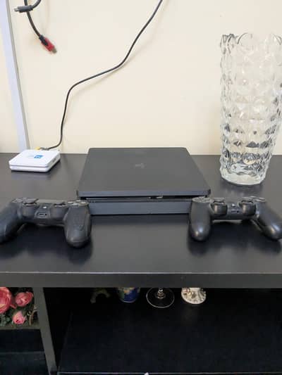 Good condition PS4 500GB with 2 controllers