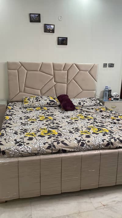 King size bed with 2 side tables and dressing table