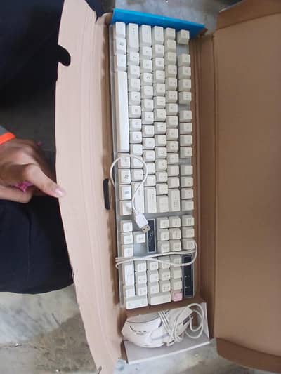 G21B Phantom keyboard all white with rgb