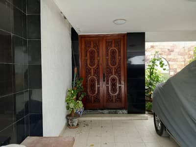 900 Yards Owner Built Bungalow for Rent in Zamzama 2+3 Beds, Garden & Huge Parking