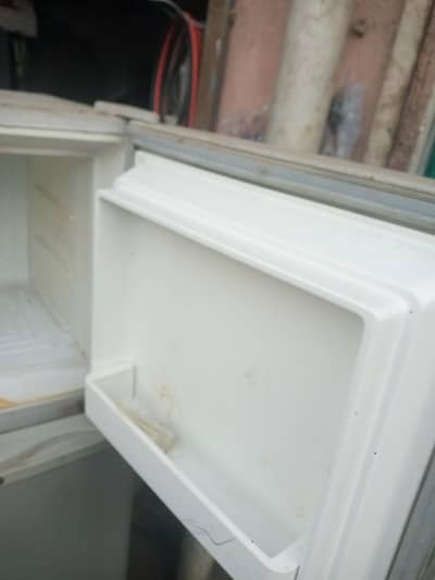 Dawlance small size fridge chamber me churi lagi hui hey