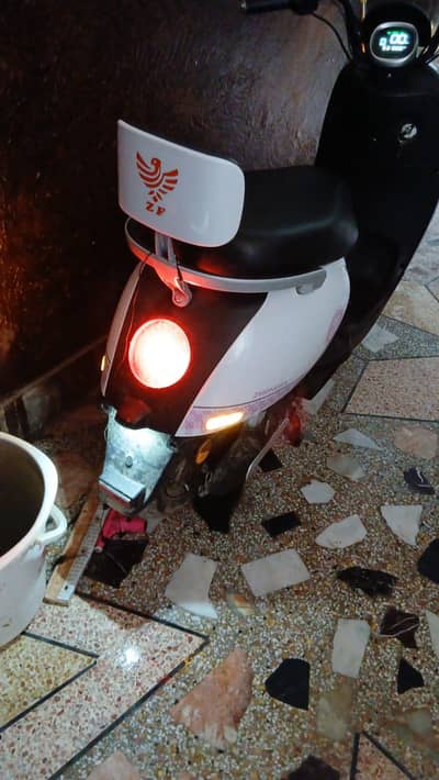 Premium Electric Scooter – Modern Design & Smooth Performance.