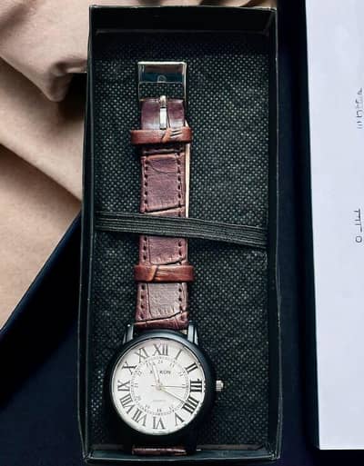 woman's classic Analogue watch  with box . casy on delivery