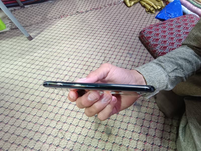 موبائل بالکل صاف ہے صرف بیٹری سروس میں ہے73 ہیلتھ ہے 4