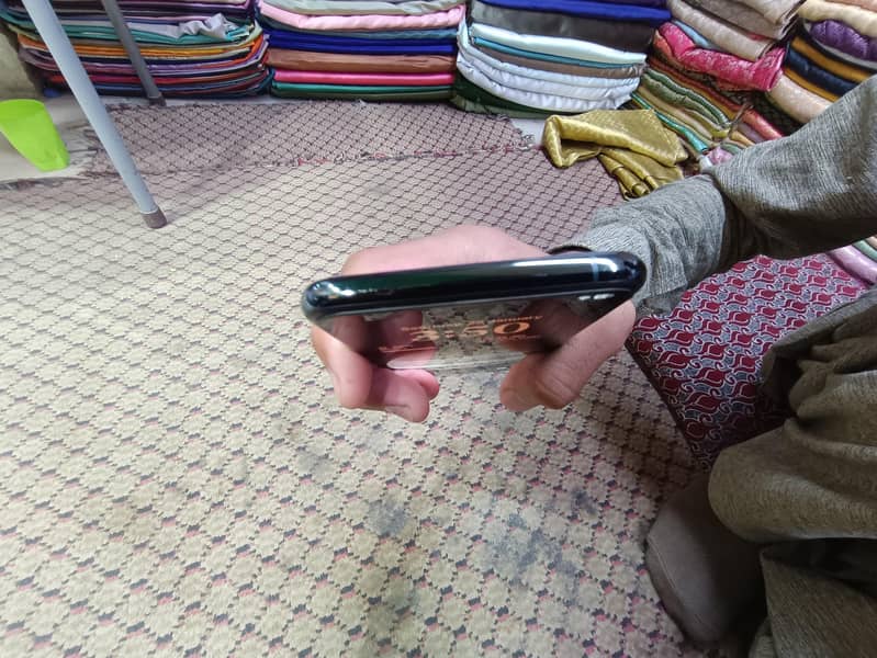 موبائل بالکل صاف ہے صرف بیٹری سروس میں ہے73 ہیلتھ ہے 5