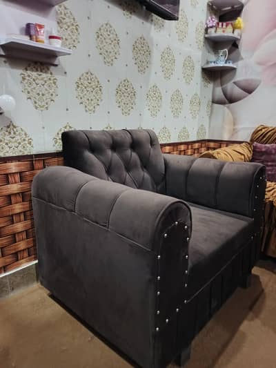 Dark grey velvet Chesterfield-style armchair or single-seater sofa