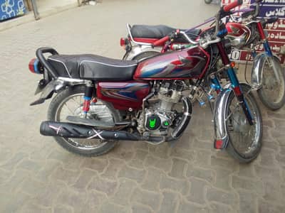 bike all oky hai first owner hai enjin 10/10 hai  beautiful bike hai