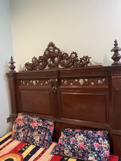 Pure chinyoti bed set 1king size bed 2side tabels 1dressing for sale